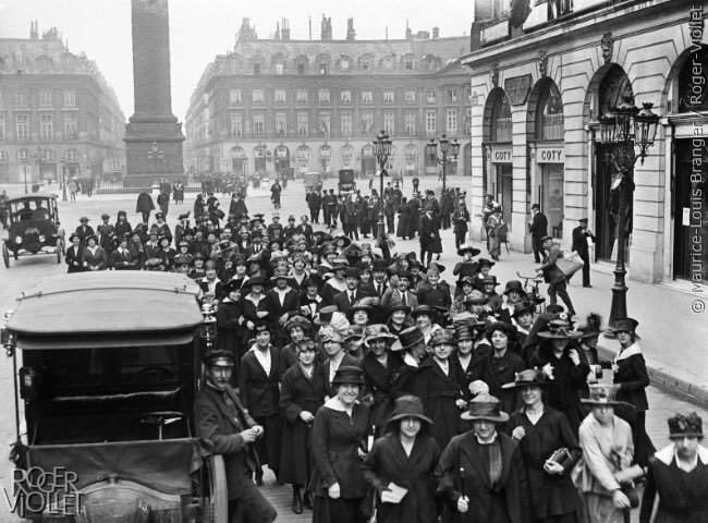 Grève des midinettes- Place Vendôme- mai 1917(Copy_Viollet).jpg